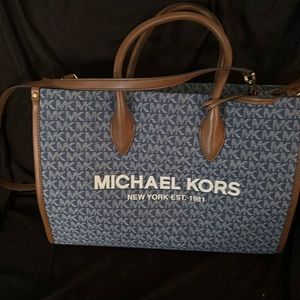Great condition Michael Kors handbag.  Comes with shoulder strap.